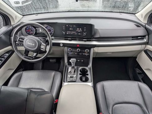 Used 2024 Kia Carnival LX FWD image 16