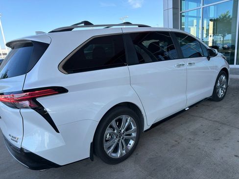 Used 2024 Toyota Sienna Platinum FWD image 16
