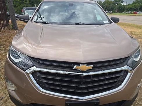 Used 2019 Chevrolet Equinox LS w/ LS Convenience Package FWD image 3