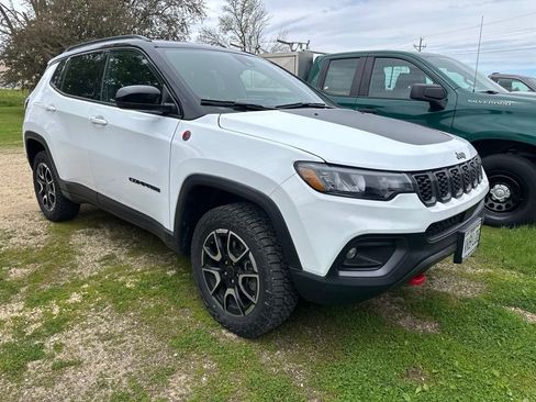 Used 2025 Jeep Compass Trailhawk AWD/4WD image 5
