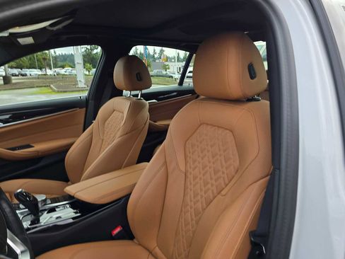 Used 2023 BMW 530e xDrive w/ Premium Package image 25