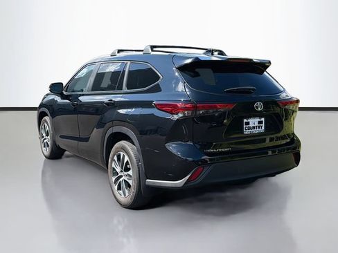Used 2023 Toyota Highlander XLE AWD/4WD image 5