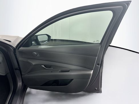 Used 2025 Hyundai Elantra SEL image 32