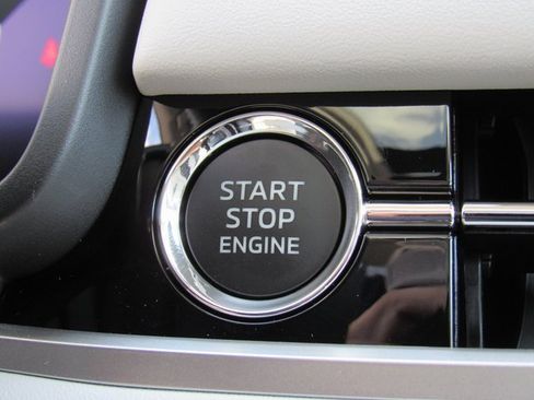 New 2025 Mitsubishi Outlander SE image 19