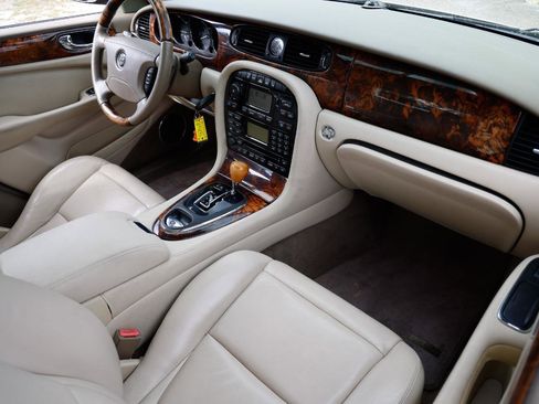 Used 2004 Jaguar XJ8 image 18