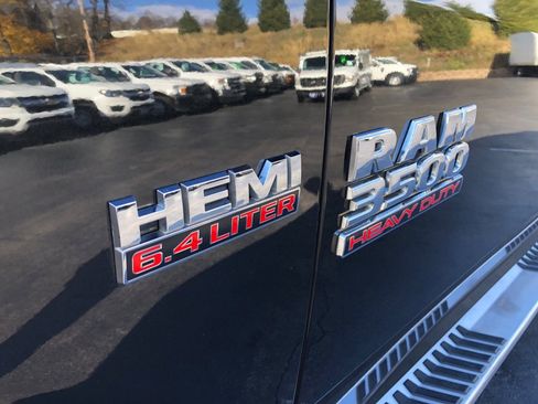 Used 2018 RAM 3500 Tradesman w/ Chrome Appearance Group image 12