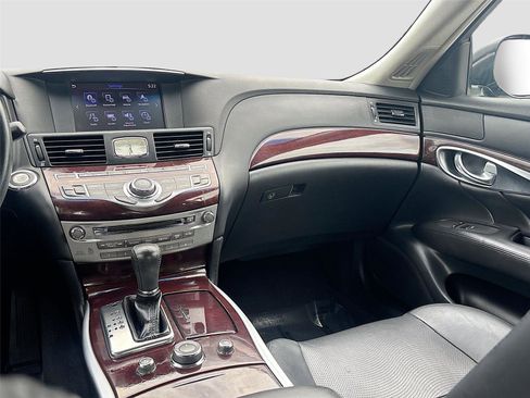 Used 2018 INFINITI Q70 Luxe image 26