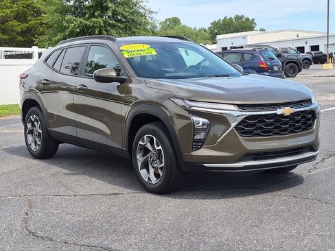 Used 2024 Chevrolet Trax LT w/ Driver Confidence Package FWD image 2