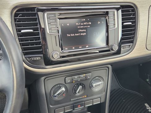 Used 2018 Volkswagen Beetle 2.0T Coast image 12