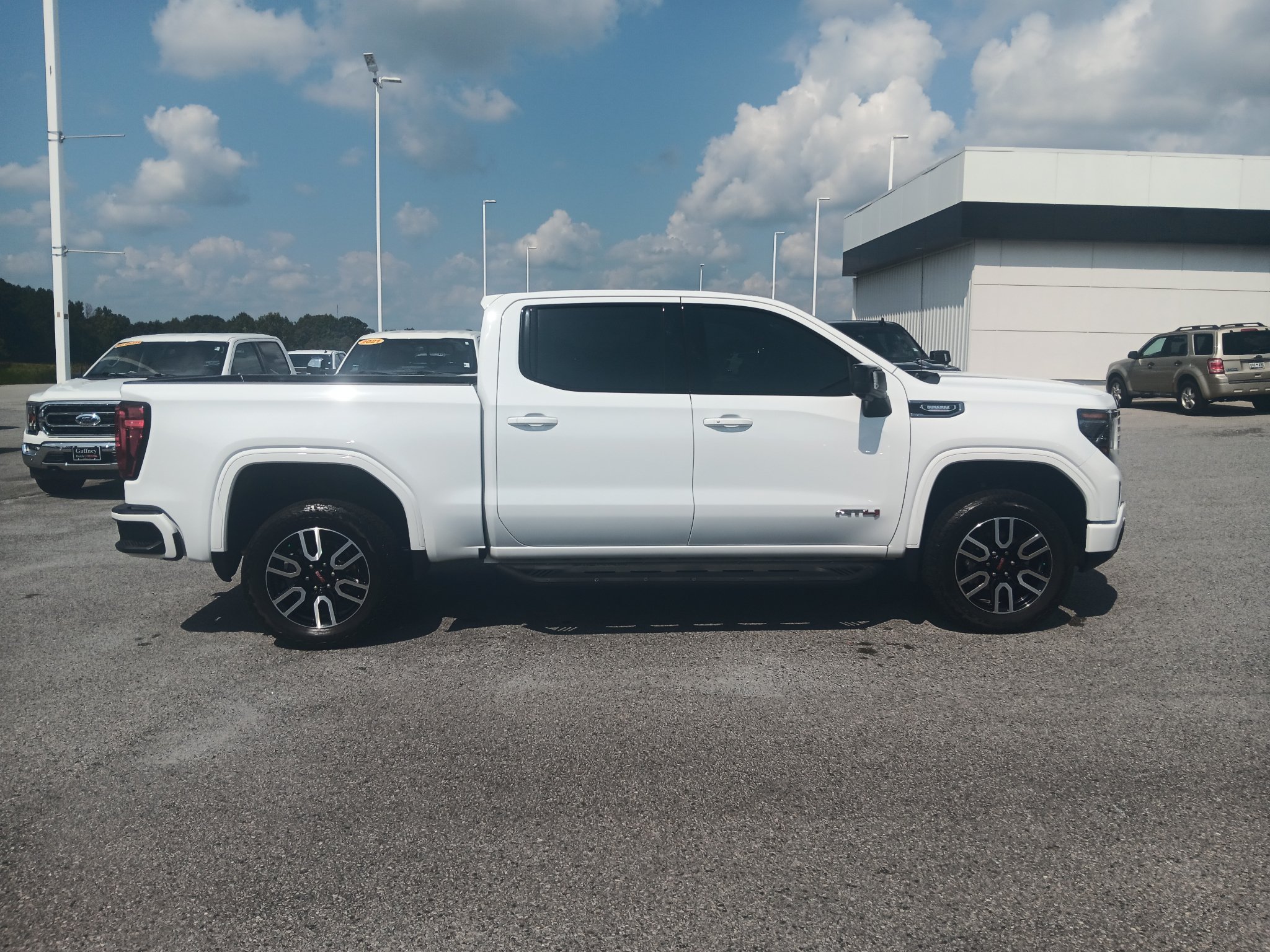 Used 2025 GMC Sierra 1500 AT4 w/ AT4 Premium Package AWD/4WD image 7