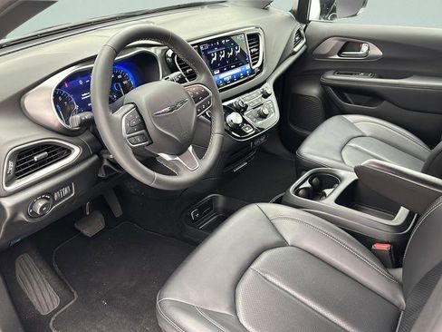 Used 2025 Chrysler Pacifica Select FWD image 12