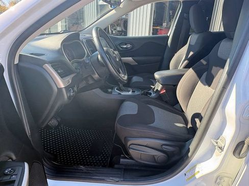 Used 2018 Jeep Cherokee Latitude w/ Cold Weather Group AWD/4WD image 10