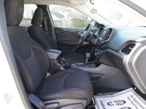 Used 2019 Jeep Cherokee Latitude w/ Popular Appearance Group image 8