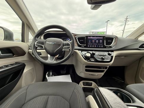 Used 2019 Chrysler Pacifica Touring Plus w/ Tire & Wheel Group FWD image 32