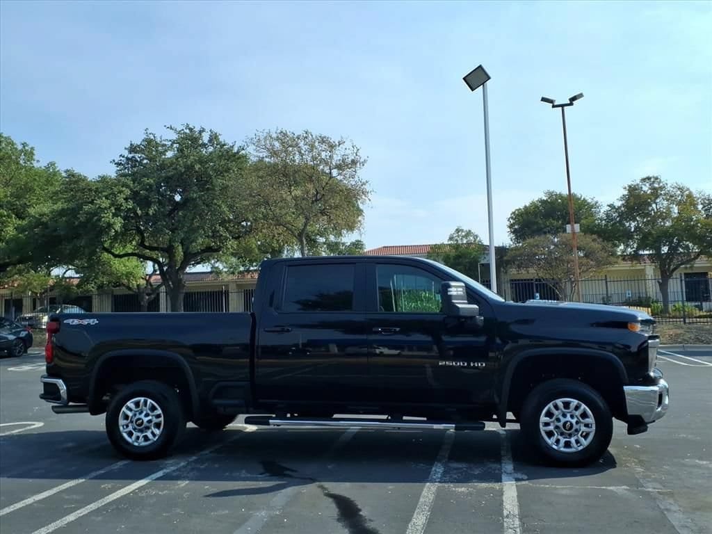 Used 2025 Chevrolet Silverado 2500 LT w/ Convenience Package AWD/4WD image 4