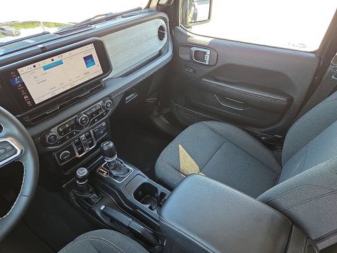 Used 2025 Jeep Wrangler Unlimited Sahara AWD/4WD image 12