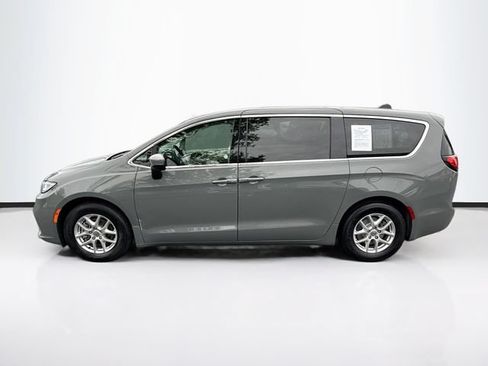 Used 2023 Chrysler Pacifica Touring-L FWD image 6