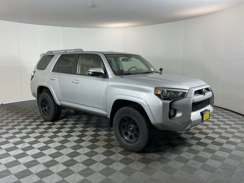 Used 2018 Toyota 4Runner SR5 Premium image 3