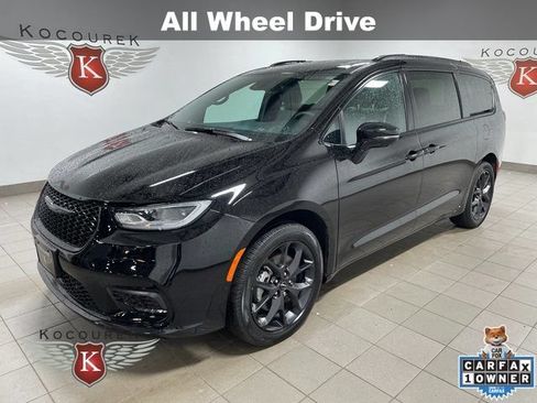 Used 2024 Chrysler Pacifica Touring-L w/ Uconnect Theater Family Group AWD/4WD image 3