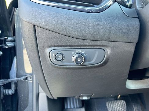 Used 2022 Chevrolet Equinox RS w/ Infotainment Package image 17