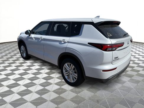 Used 2023 Mitsubishi Outlander ES AWD/4WD image 3