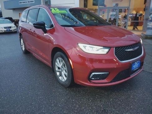 Used 2025 Chrysler Pacifica Select image 3