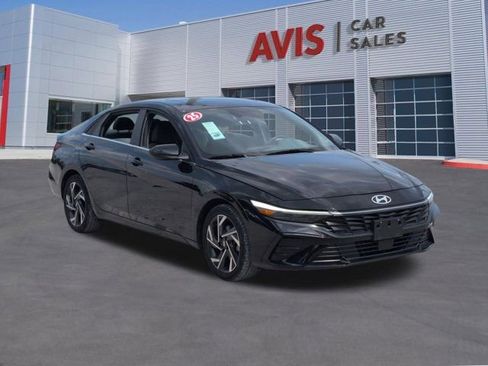 Used 2025 Hyundai Elantra SEL FWD image 3