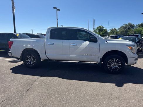 Used 2020 Nissan Titan SV w/ SV Convenience Package RWD image 4