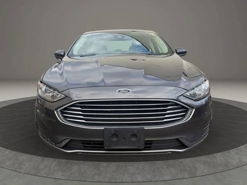 Used 2019 Ford Fusion SE image 2
