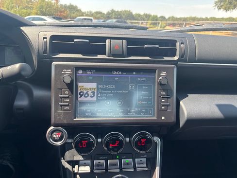 Used 2023 Toyota GR86 w/ ALL Weather Mat Package (TMS) RWD image 9