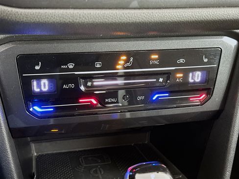 Used 2024 Volkswagen Tiguan SE image 23