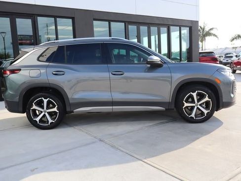 Used 2025 Volkswagen Tiguan SE FWD image 2