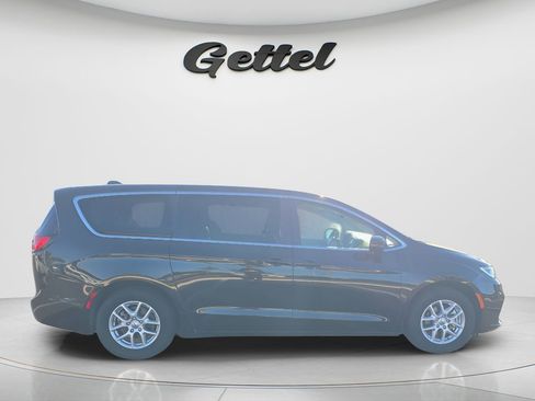 Used 2023 Chrysler Pacifica Touring-L FWD image 4