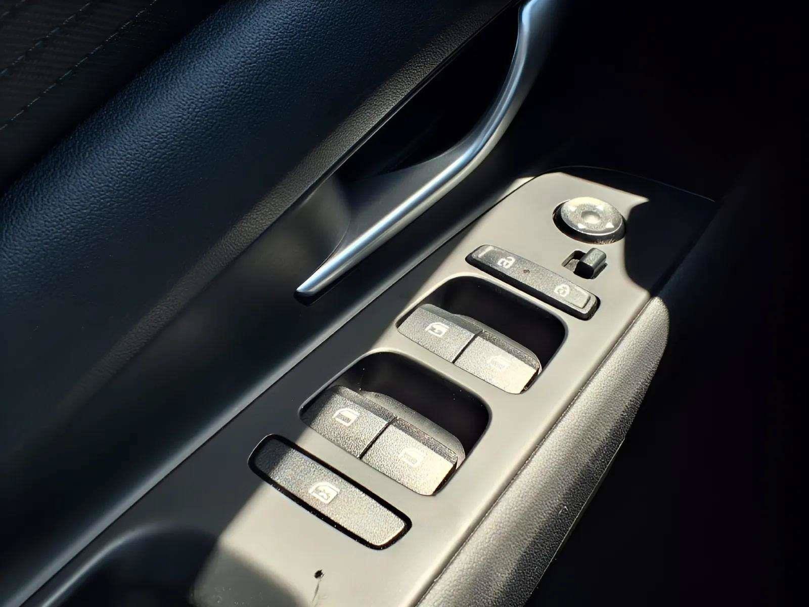 Certified 2025 Hyundai Elantra SE FWD image 18