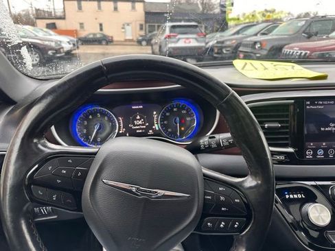 Used 2020 Chrysler Pacifica Touring-L image 11