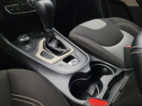 Used 2018 Jeep Cherokee Latitude w/ Altitude Package image 26