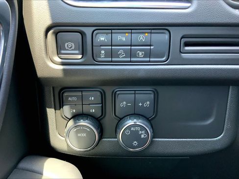 Used 2024 Chevrolet Tahoe Z71 w/ Luxury Package AWD/4WD image 28