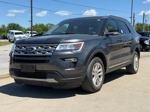 Used 2018 Ford Explorer XLT w/ Equipment Group 202A AWD/4WD image 2