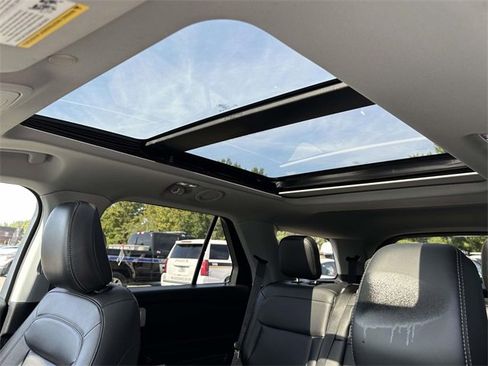 Used 2022 Ford Explorer XLT w/ Equipment Group 202A image 24