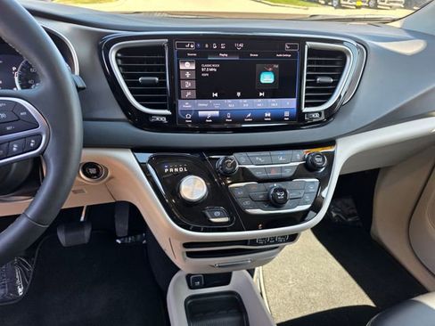 Used 2023 Chrysler Pacifica Touring-L FWD image 19