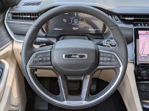 Used 2024 Jeep Grand Cherokee Limited w/ Luxury Tech Group II RWD image 25