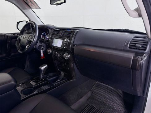 Used 2018 Toyota 4Runner TRD Off-Road Premium AWD/4WD image 32