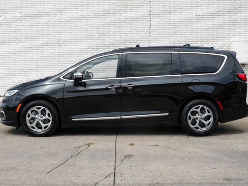 Used 2022 Chrysler Pacifica Limited FWD image 10