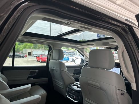 Used 2025 Ford Expedition Platinum w/ Platinum Ultimate Package AWD/4WD image 27