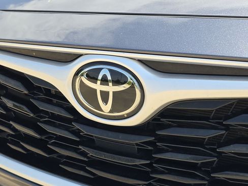 Used 2023 Toyota Highlander LE FWD image 11