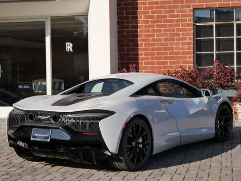 Used 2024 McLaren Artura RWD image 4