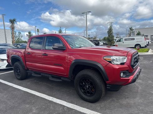 Used 2022 Toyota Tacoma SR5 w/ Technology Package image 3