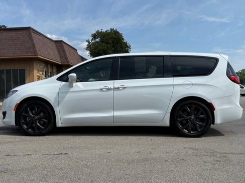Used 2020 Chrysler Pacifica Touring w/ S Appearance Package FWD image 2