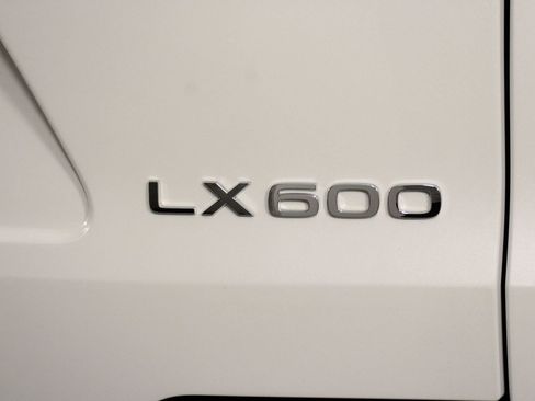 Used 2024 Lexus LX 600 4WD w/ Luxury Package image 19