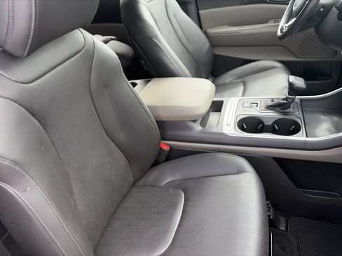 Used 2025 Kia Carnival FWD image 34